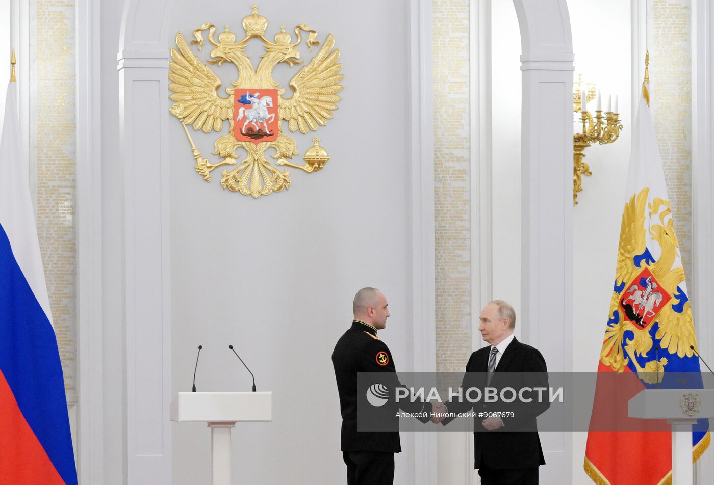 Президент Владимир Путин вручил Героям России медали "Золотая Звезда"