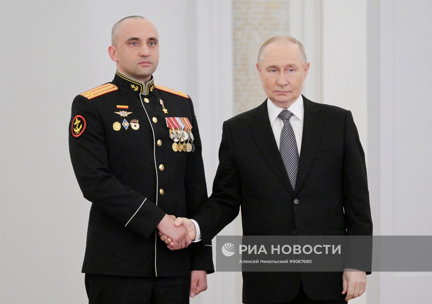 Президент Владимир Путин вручил Героям России медали "Золотая Звезда"