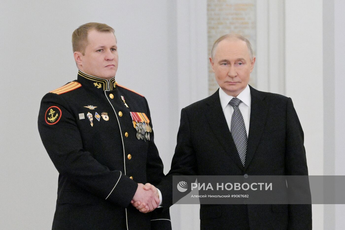 Президент Владимир Путин вручил Героям России медали "Золотая Звезда"