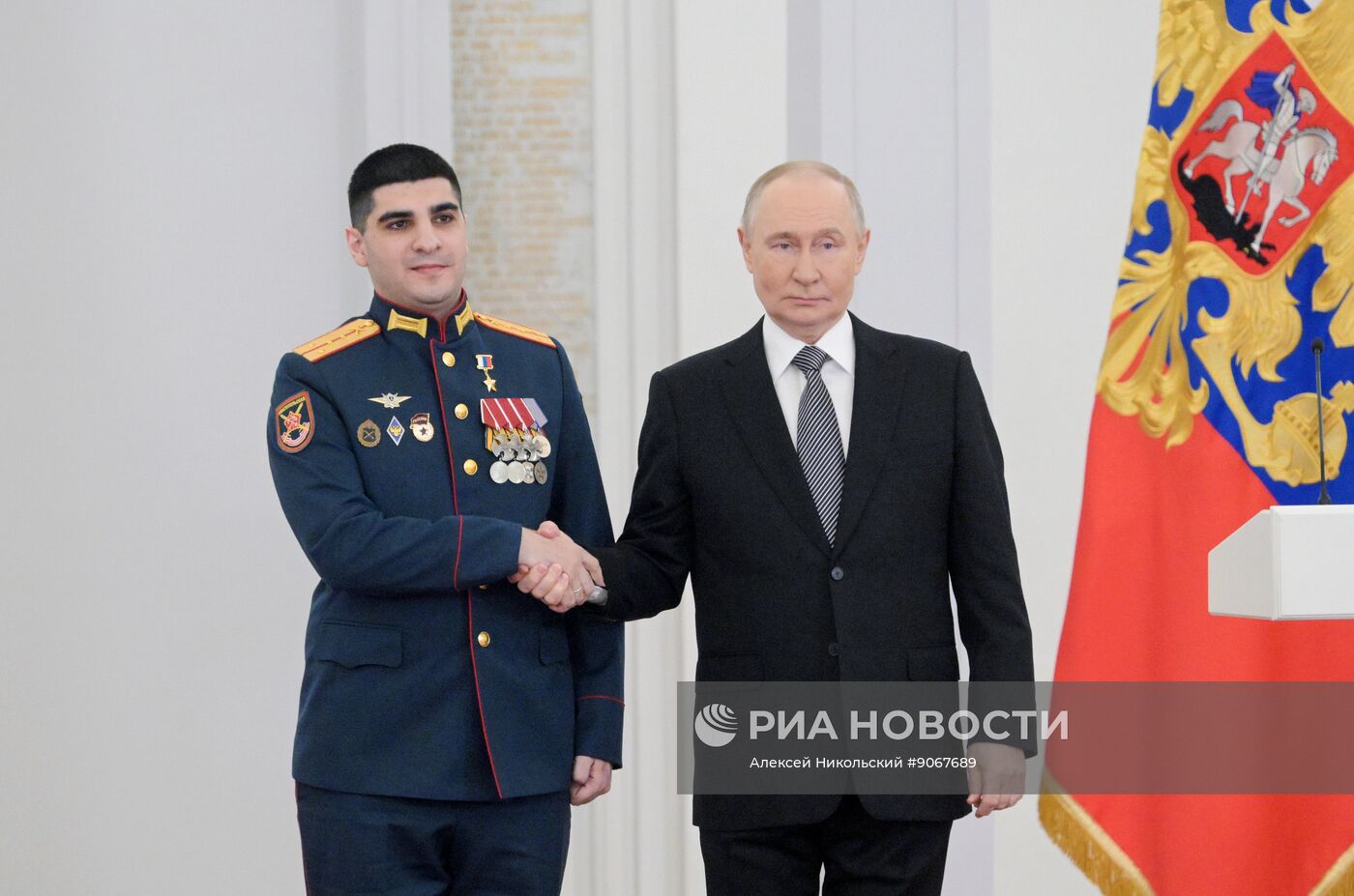 Президент Владимир Путин вручил Героям России медали "Золотая Звезда"