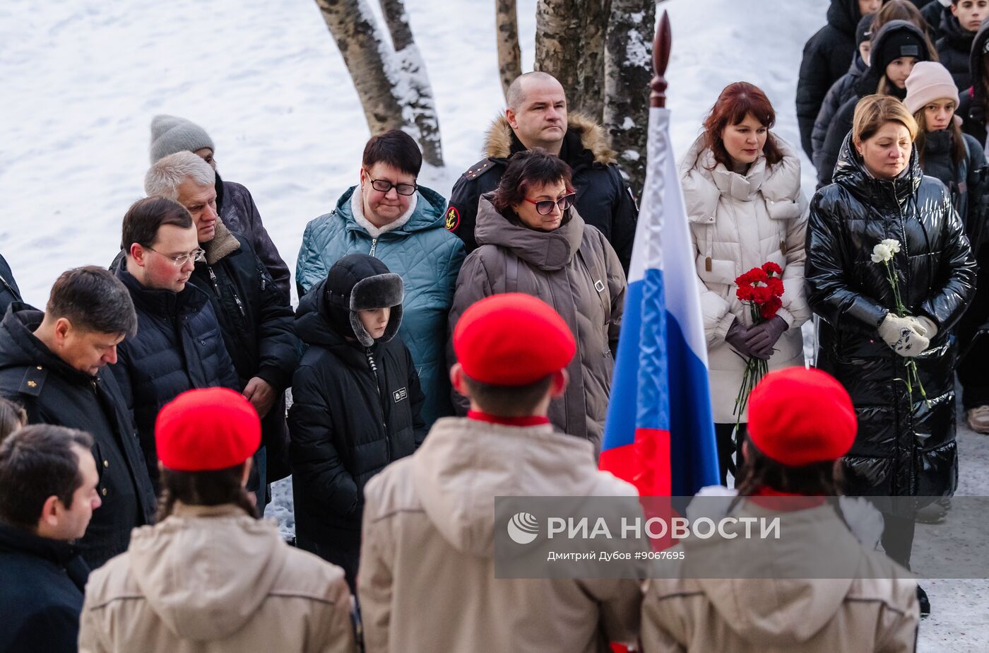 Открытие мемориальной доски Герою России Р. Манкевичу в Мурманске