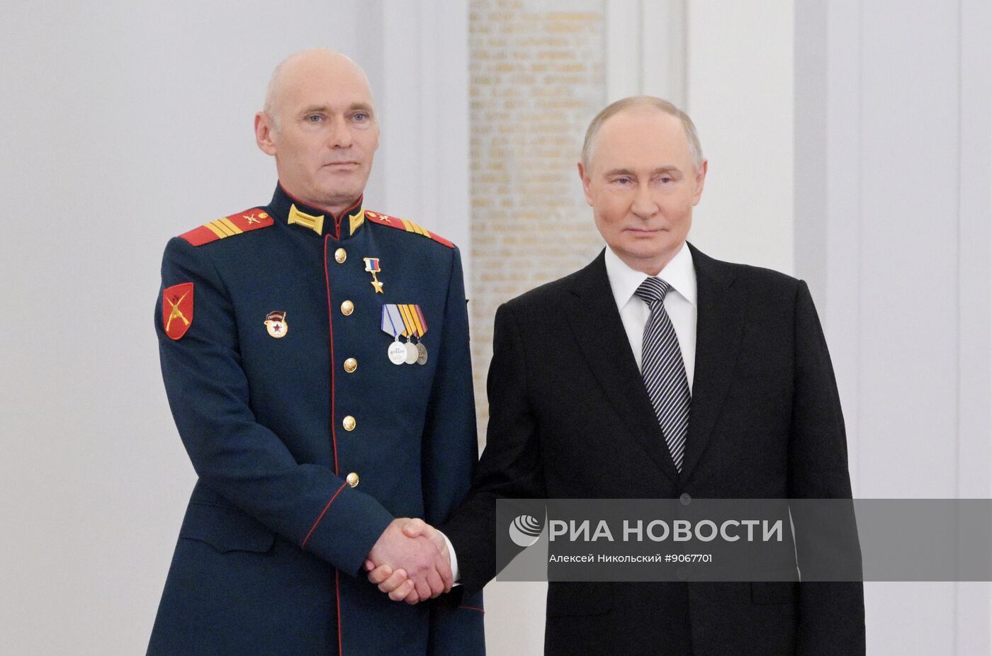 Президент Владимир Путин вручил Героям России медали "Золотая Звезда"