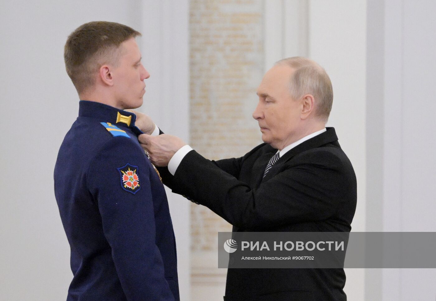 Президент Владимир Путин вручил Героям России медали "Золотая Звезда"