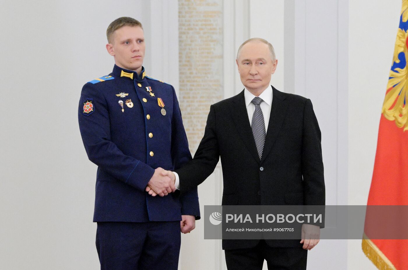 Президент Владимир Путин вручил Героям России медали "Золотая Звезда"