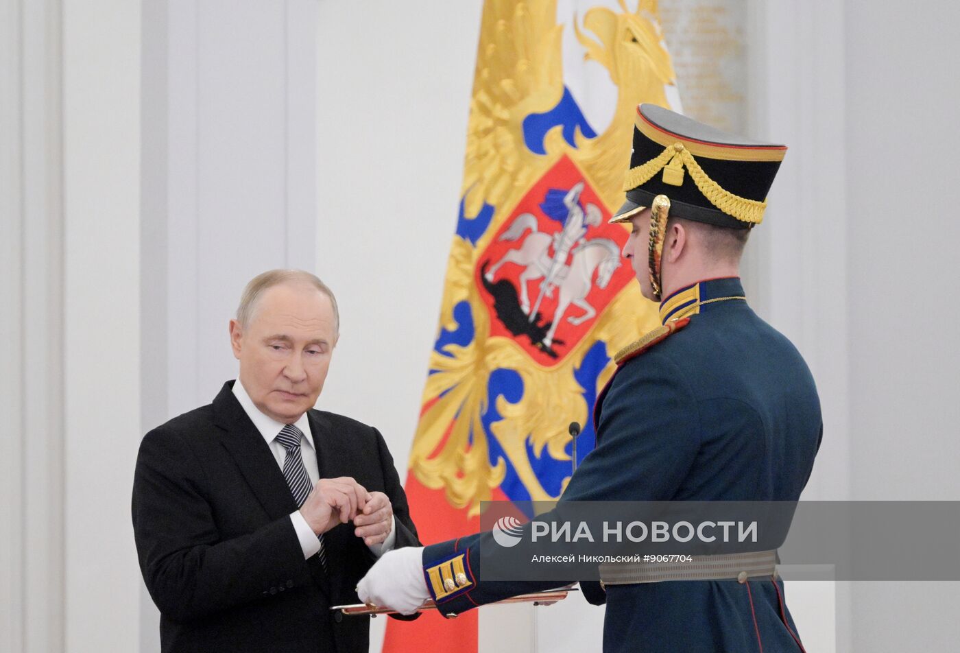 Президент Владимир Путин вручил Героям России медали "Золотая Звезда"