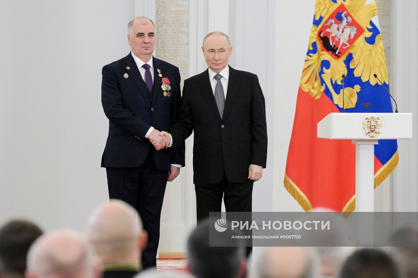 Президент Владимир Путин вручил Героям России медали "Золотая Звезда"