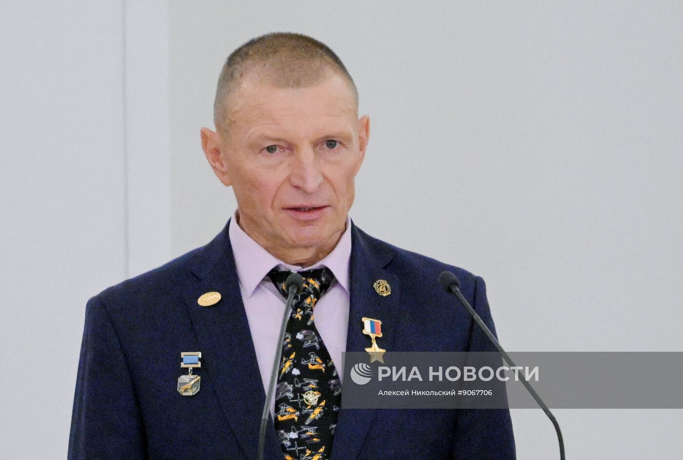 Президент Владимир Путин вручил Героям России медали "Золотая Звезда"