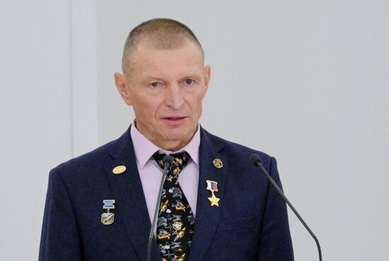 Президент Владимир Путин вручил Героям России медали "Золотая Звезда"