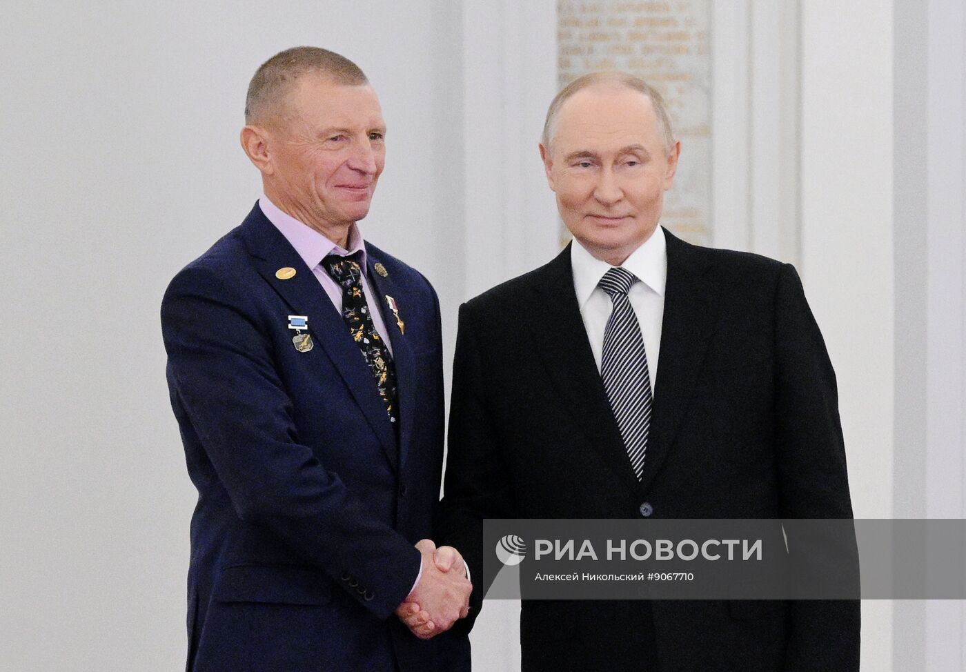 Президент Владимир Путин вручил Героям России медали "Золотая Звезда"