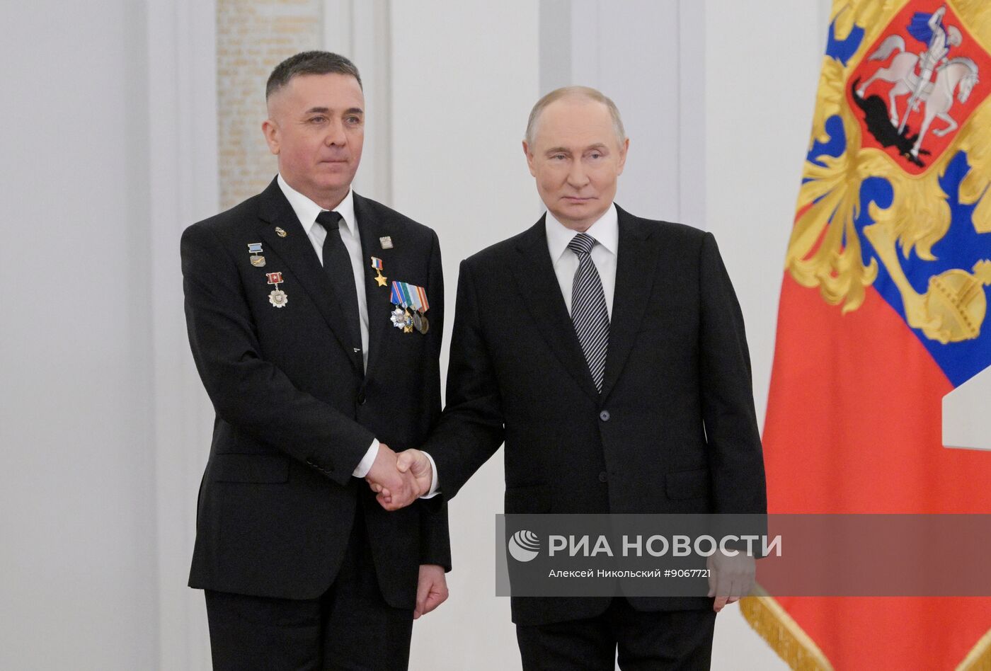 Президент Владимир Путин вручил Героям России медали "Золотая Звезда"