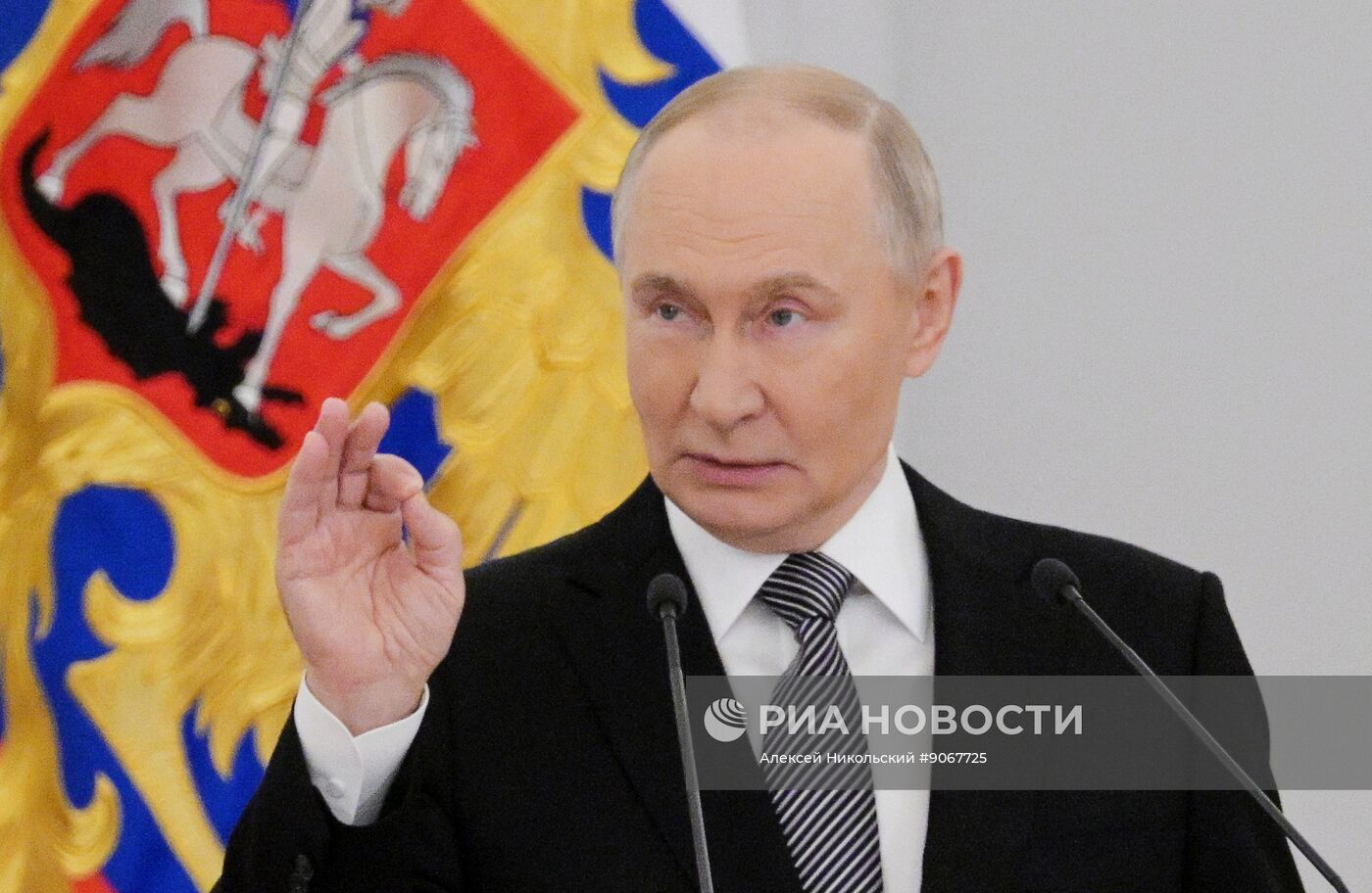 Президент Владимир Путин вручил Героям России медали "Золотая Звезда"