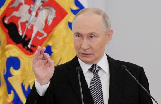 Президент Владимир Путин вручил Героям России медали "Золотая Звезда"