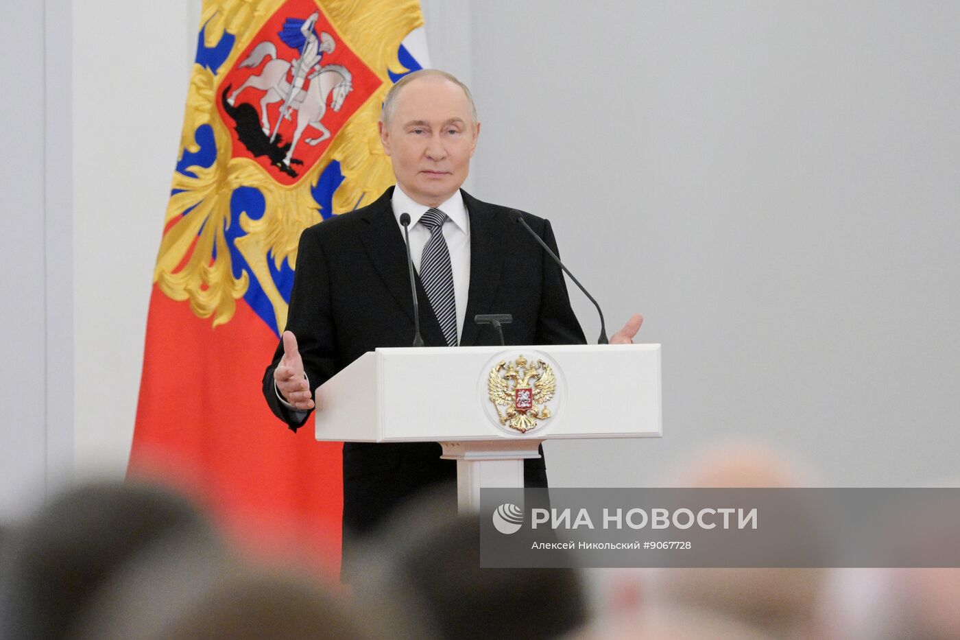 Президент Владимир Путин вручил Героям России медали "Золотая Звезда"