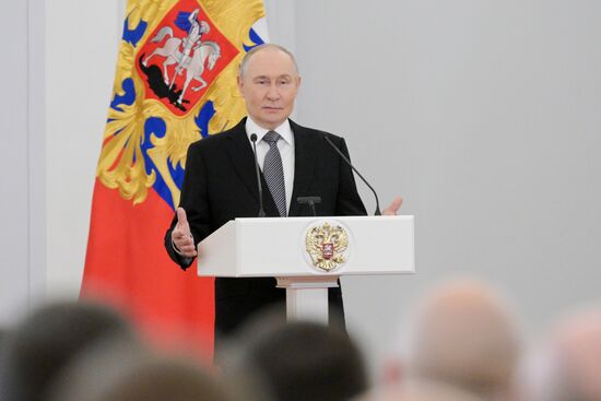 Президент Владимир Путин вручил Героям России медали "Золотая Звезда"