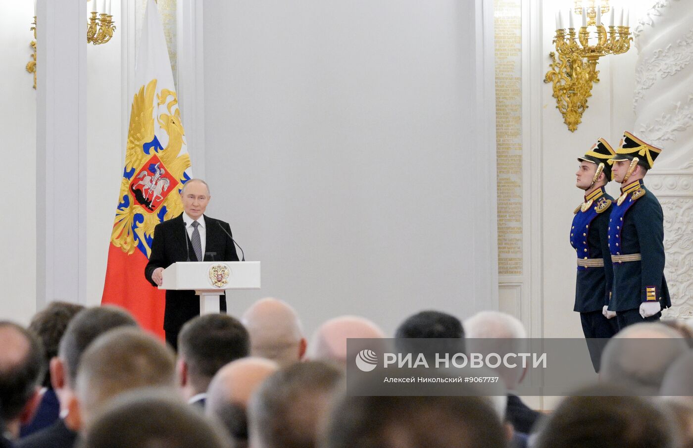 Президент Владимир Путин вручил Героям России медали "Золотая Звезда"