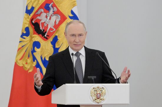 Президент Владимир Путин вручил Героям России медали "Золотая Звезда"