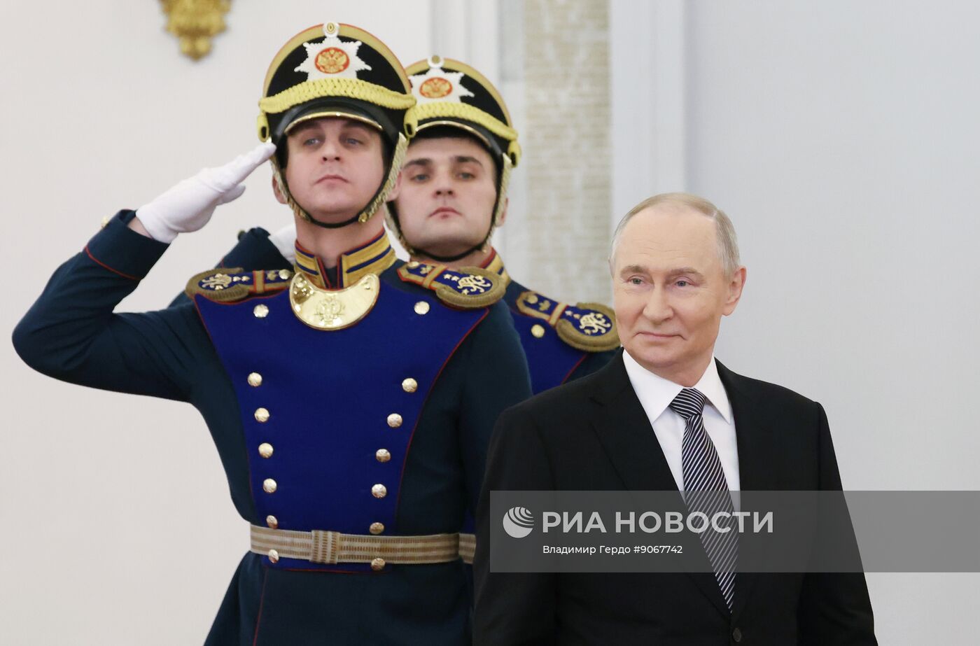 Президент Владимир Путин вручил Героям России медали "Золотая Звезда"