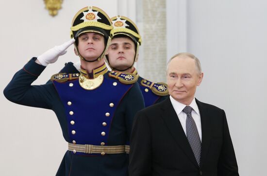 Президент Владимир Путин вручил Героям России медали "Золотая Звезда"