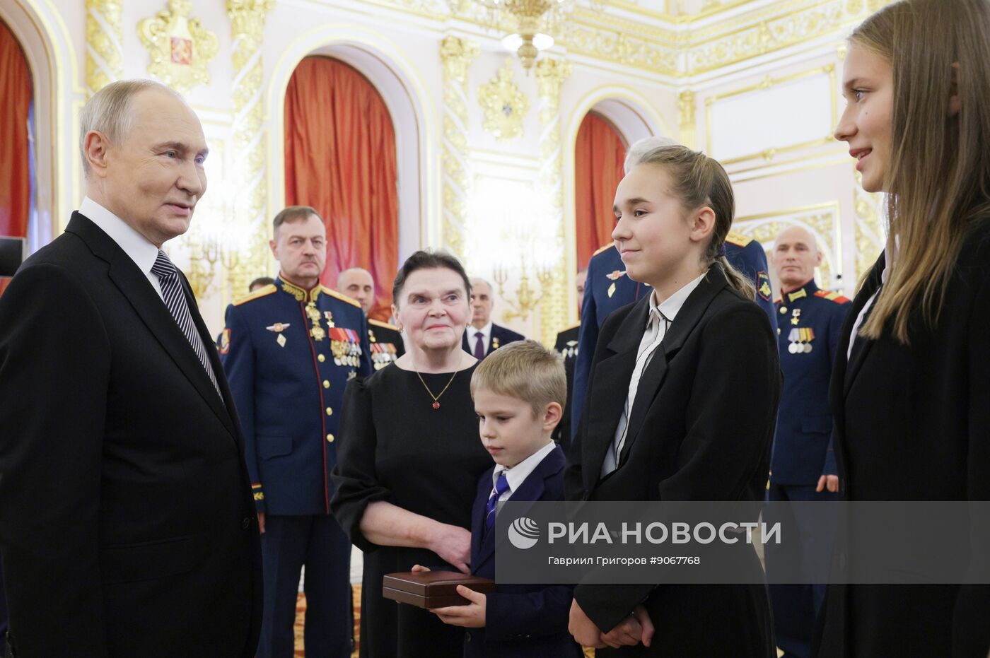 Президент Владимир Путин вручил Героям России медали "Золотая Звезда"