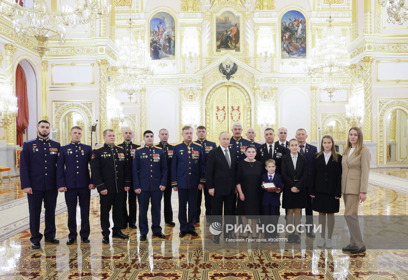 Президент Владимир Путин вручил Героям России медали "Золотая Звезда"
