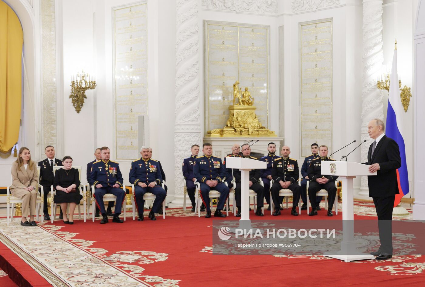 Президент Владимир Путин вручил Героям России медали "Золотая Звезда"