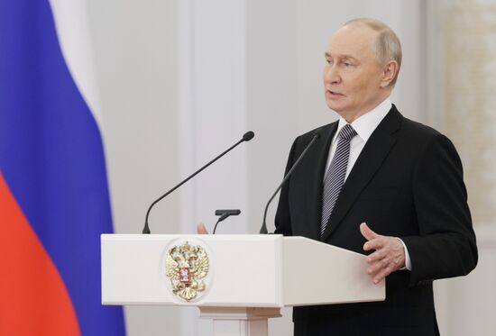 Президент Владимир Путин вручил Героям России медали "Золотая Звезда"