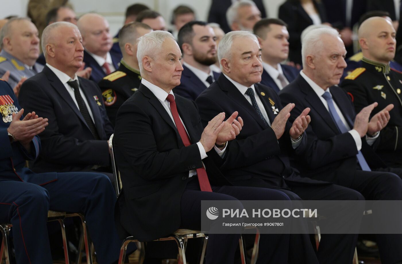 Президент Владимир Путин вручил Героям России медали "Золотая Звезда"