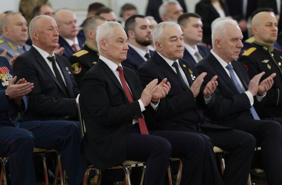 Президент Владимир Путин вручил Героям России медали "Золотая Звезда"