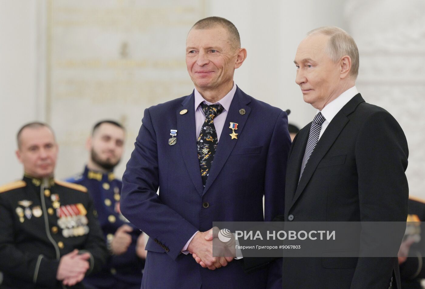 Президент Владимир Путин вручил Героям России медали "Золотая Звезда"