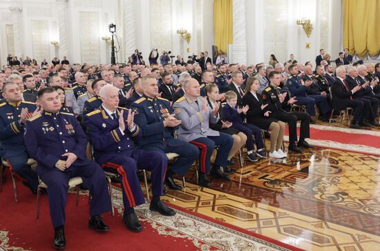 Президент Владимир Путин вручил Героям России медали "Золотая Звезда"