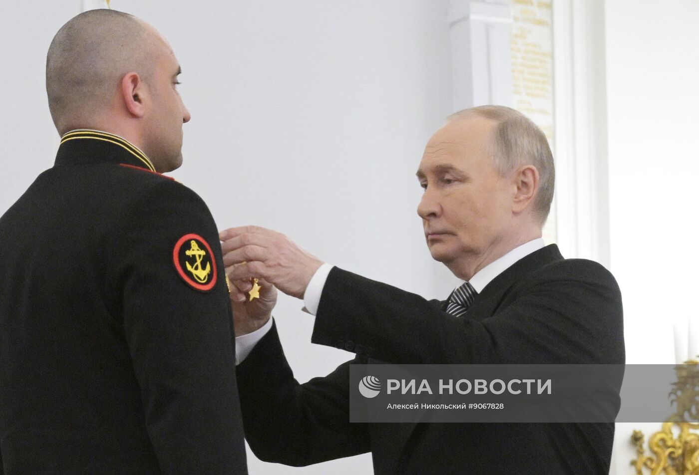 Президент Владимир Путин вручил Героям России медали "Золотая Звезда"