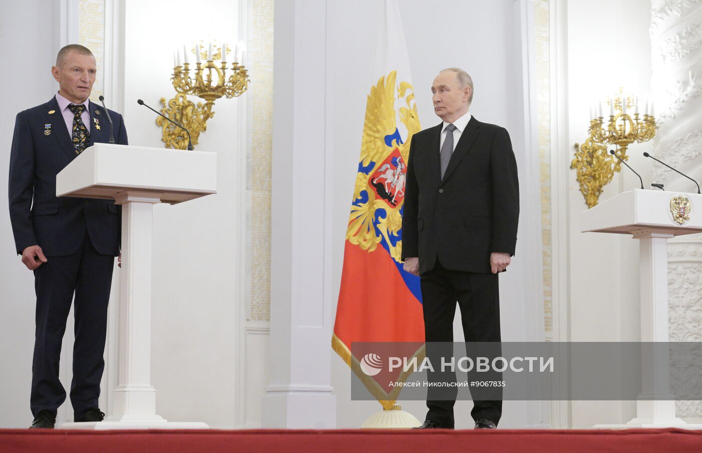 Президент Владимир Путин вручил Героям России медали "Золотая Звезда"