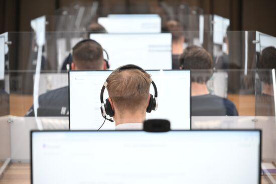 Работа колл-центра прямой линии с президентом РФ Владимиром Путиным