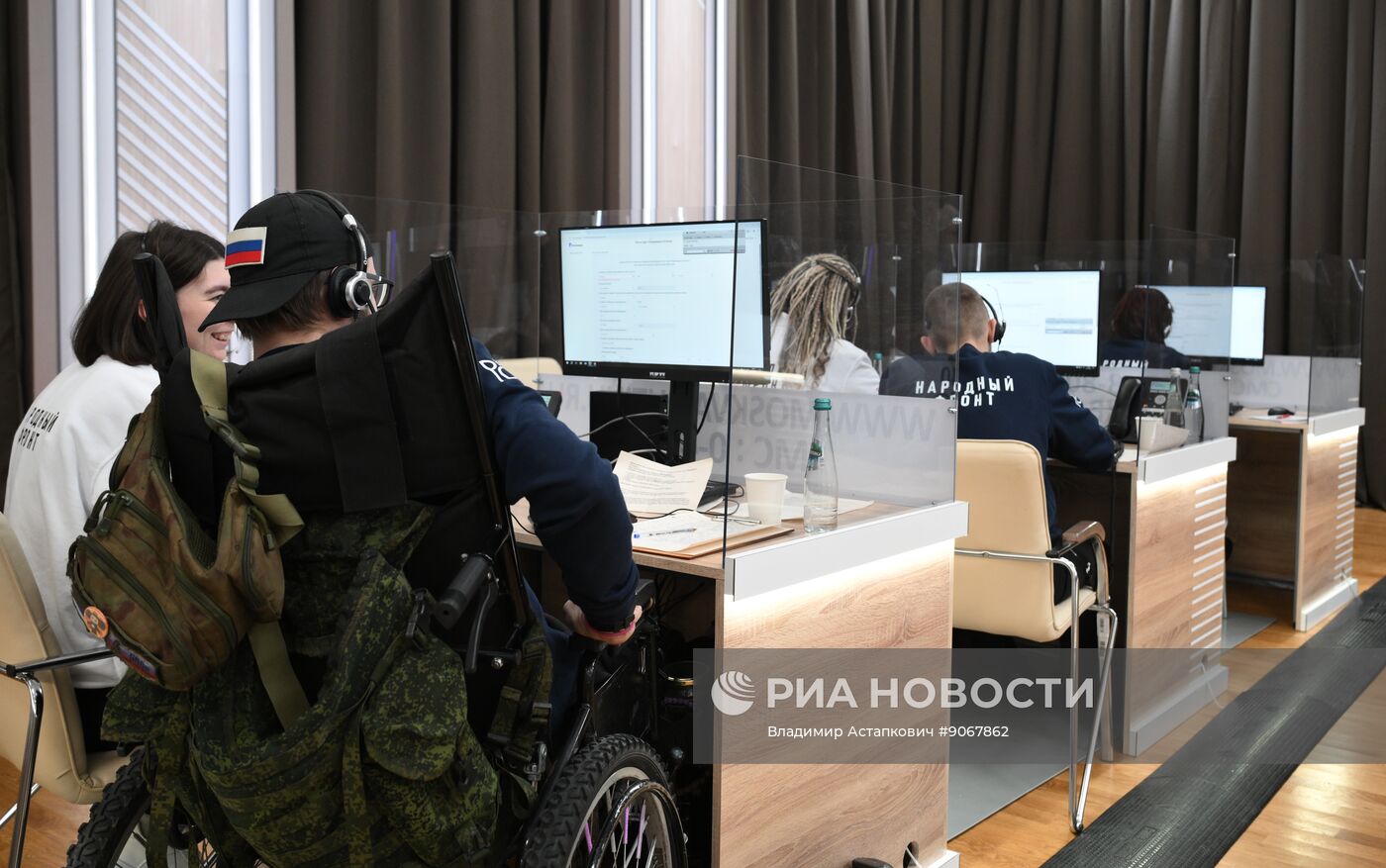 Работа колл-центра прямой линии с президентом РФ Владимиром Путиным