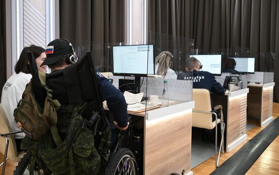 Работа колл-центра прямой линии с президентом РФ Владимиром Путиным