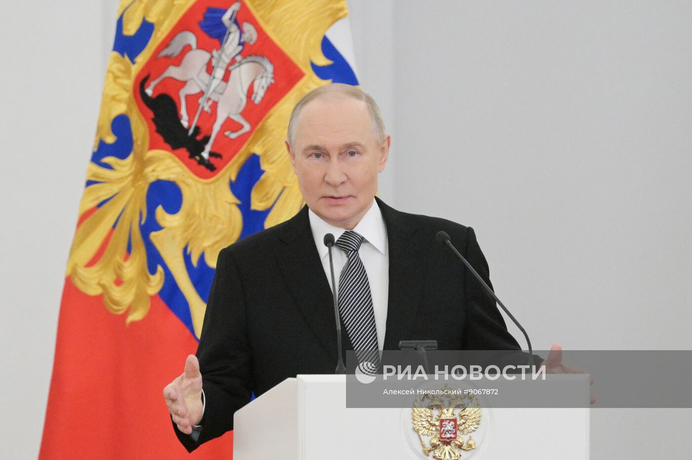 Президент Владимир Путин вручил Героям России медали "Золотая Звезда"