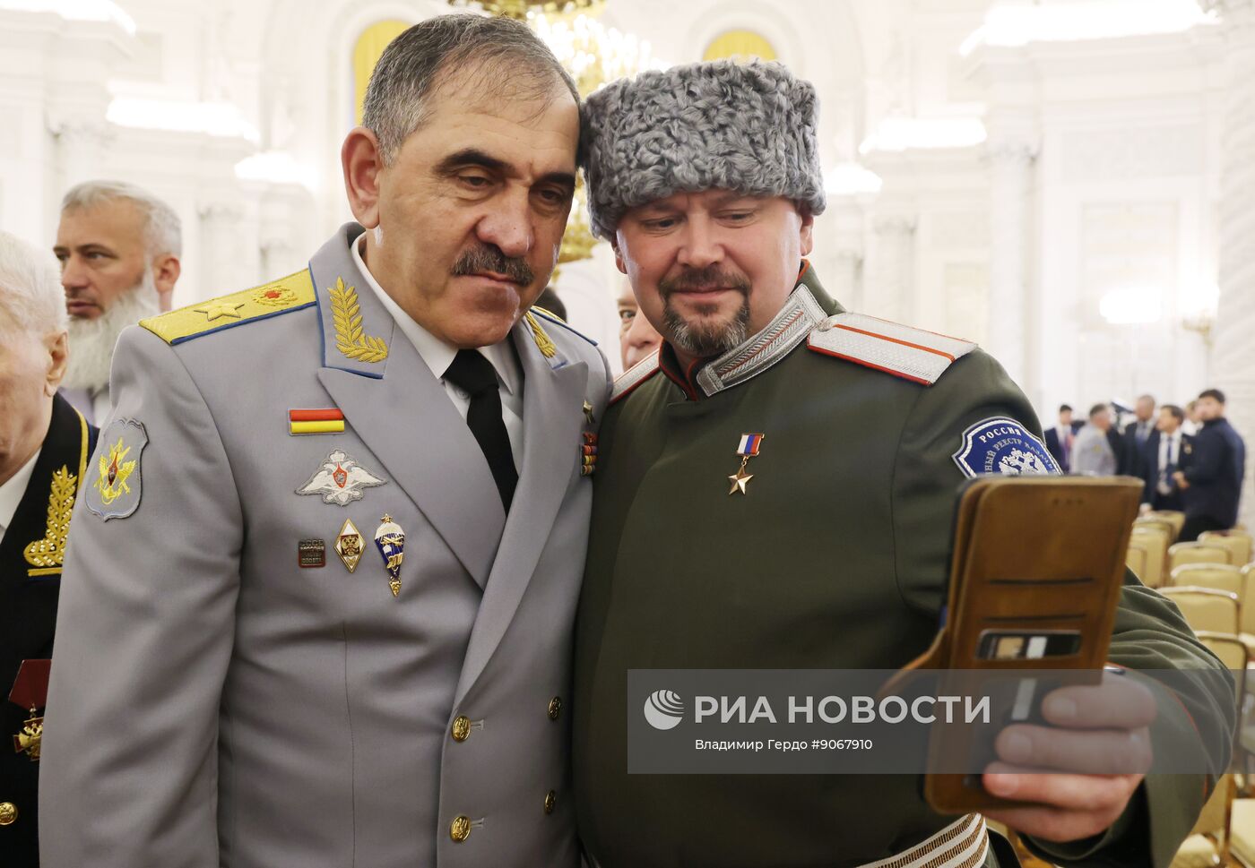 Президент Владимир Путин вручил Героям России медали "Золотая Звезда"