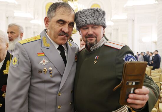 Президент Владимир Путин вручил Героям России медали "Золотая Звезда"