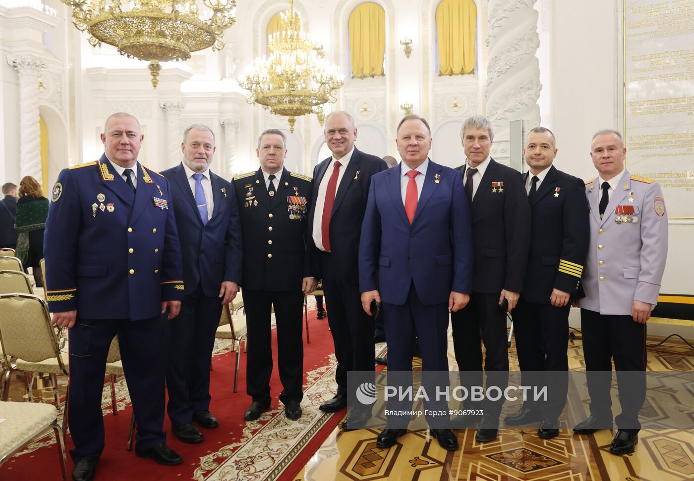 Президент Владимир Путин вручил Героям России медали "Золотая Звезда"