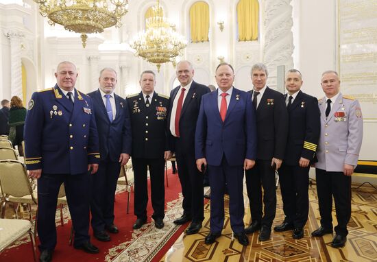 Президент Владимир Путин вручил Героям России медали "Золотая Звезда"