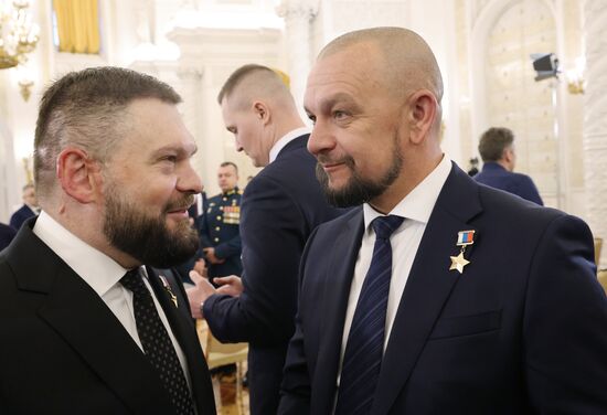 Президент Владимир Путин вручил Героям России медали "Золотая Звезда"