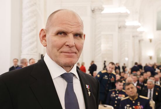 Президент Владимир Путин вручил Героям России медали "Золотая Звезда"