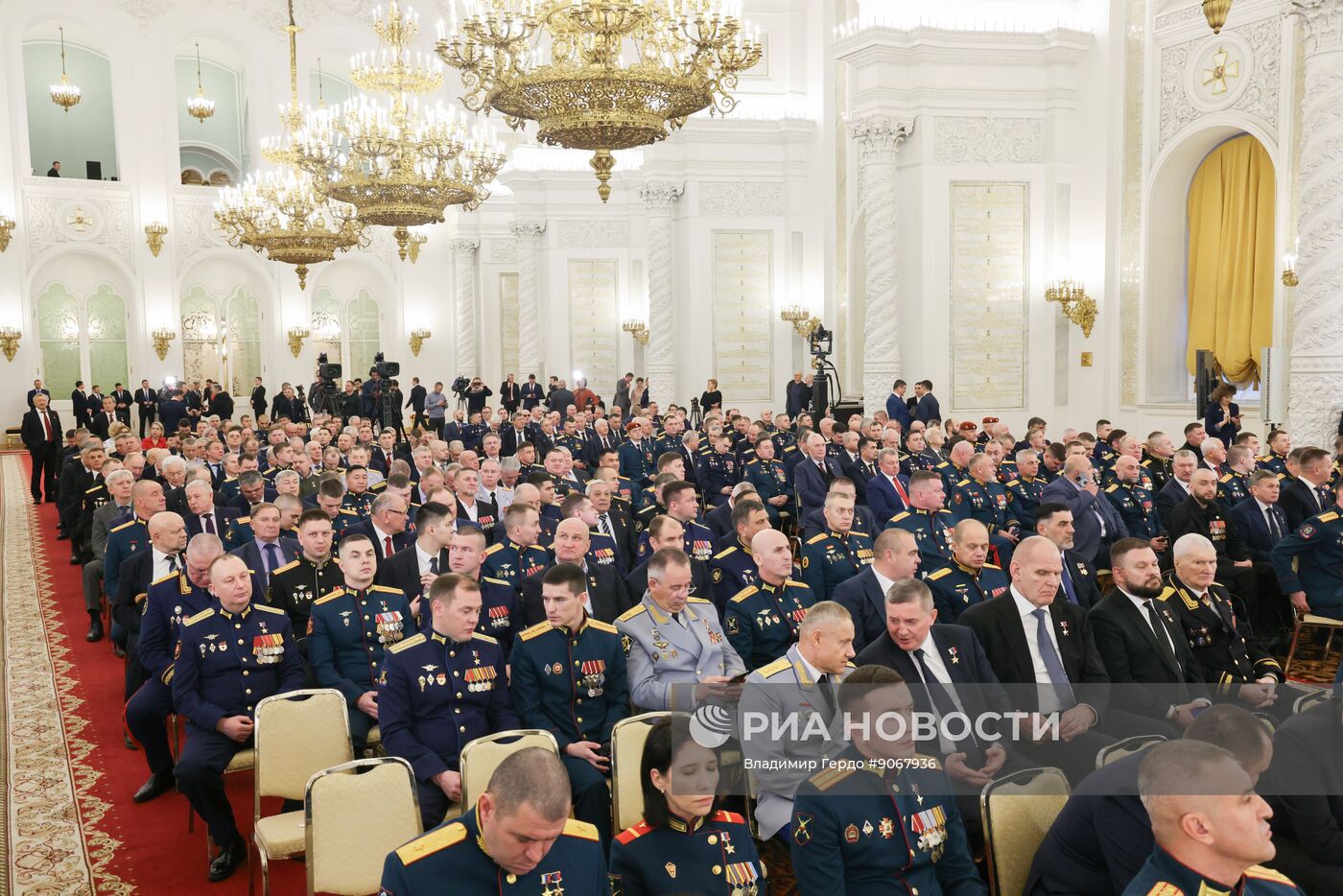 Президент Владимир Путин вручил Героям России медали "Золотая Звезда"