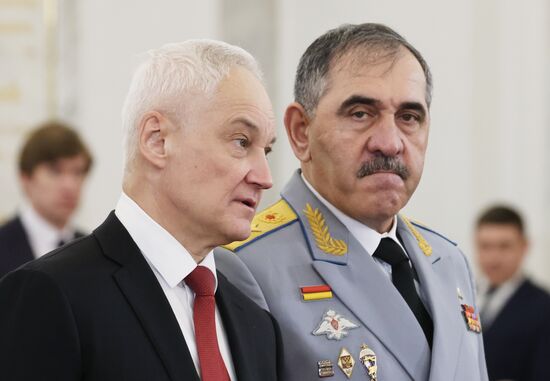 Президент Владимир Путин вручил Героям России медали "Золотая Звезда"