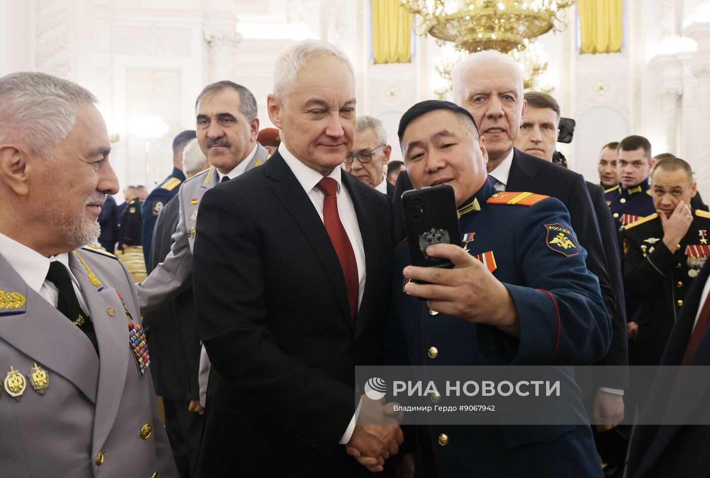 Президент Владимир Путин вручил Героям России медали "Золотая Звезда"