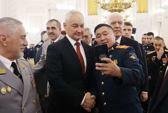 Президент Владимир Путин вручил Героям России медали "Золотая Звезда"