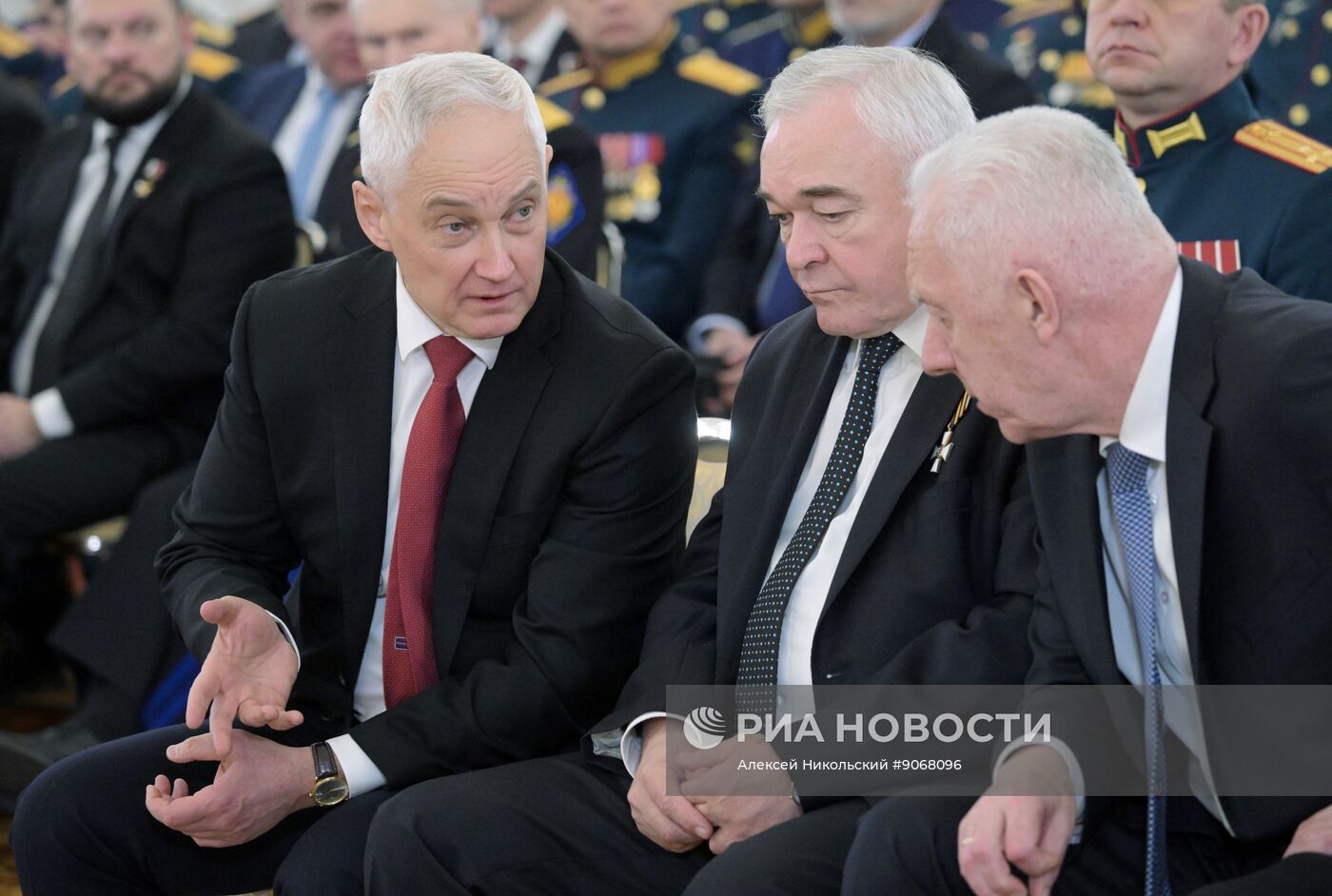 Президент Владимир Путин вручил Героям России медали "Золотая Звезда"