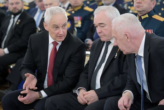 Президент Владимир Путин вручил Героям России медали "Золотая Звезда"