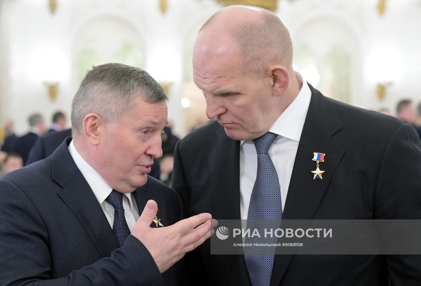 Президент Владимир Путин вручил Героям России медали "Золотая Звезда"