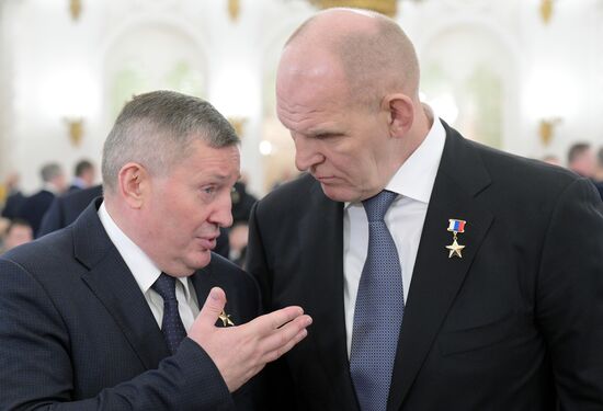 Президент Владимир Путин вручил Героям России медали "Золотая Звезда"